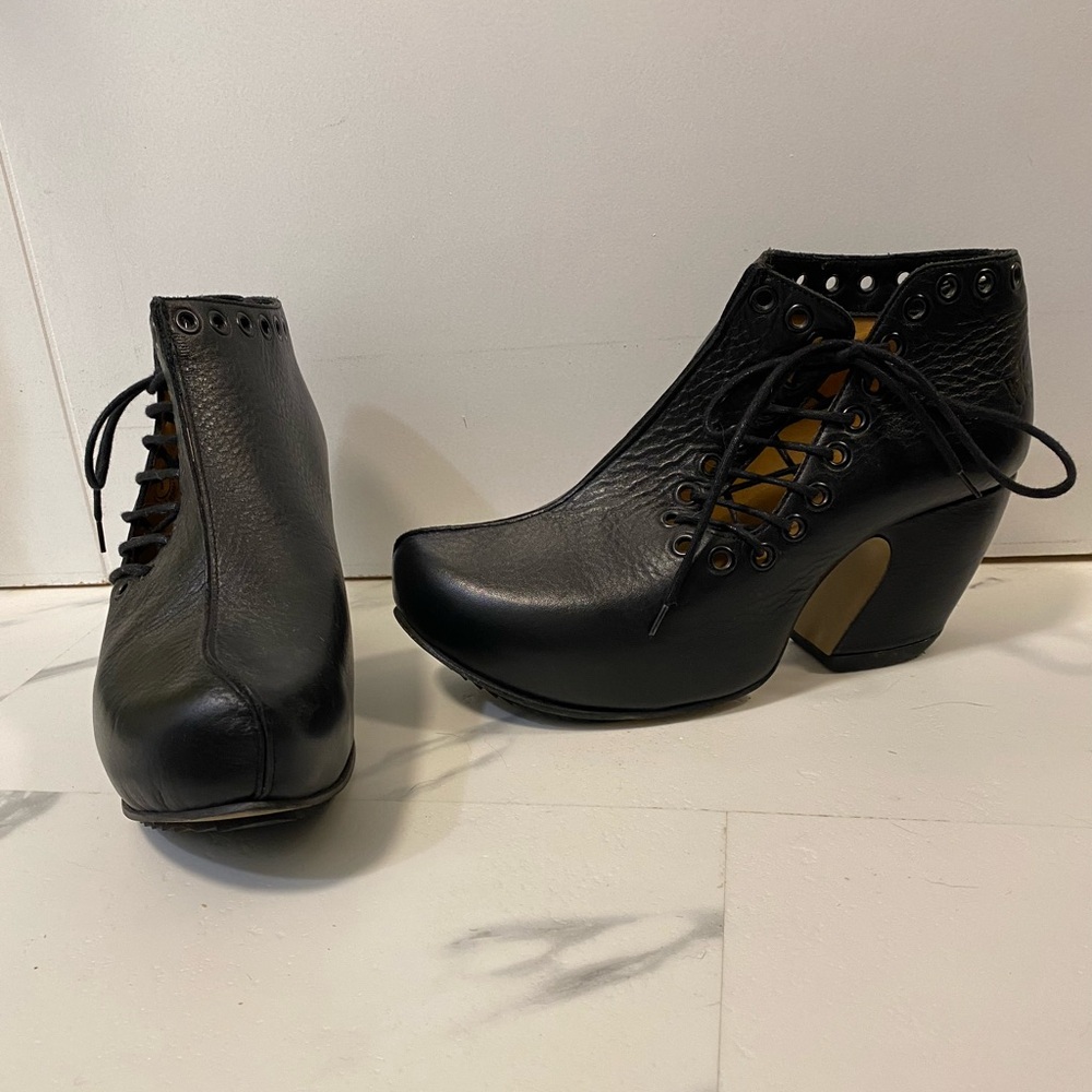 John Fluevog - Venturous
